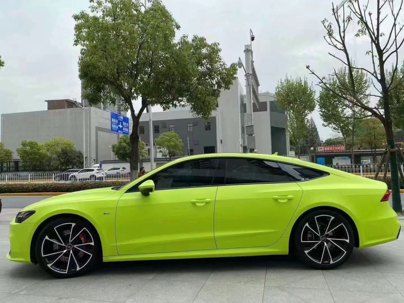 奥迪a7全车换色绸缎荧光黄 真的潮味十足-新浪汽车