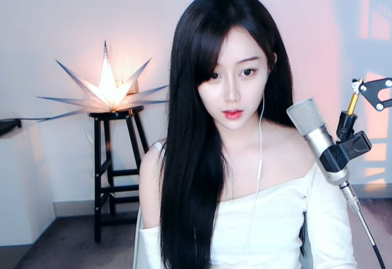 赖神直播选妃众多女神主播展示绝美舞姿最后鼠宝拿下了冠军