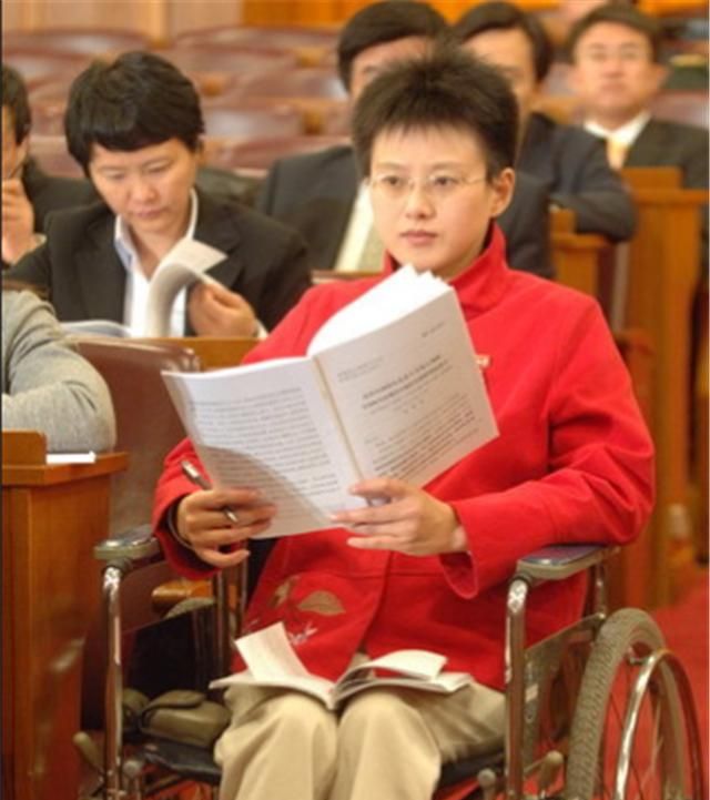 因误诊瘫痪的侯晶晶,29岁成我国首位轮椅博士,今是一流高校教授休闲区蓝鸢梦想 - Www.slyday.coM 因误诊瘫痪的侯晶晶,29岁成我国首位轮椅博士,今是一流高校教授休闲区蓝鸢梦想 - Www.slyday.coM