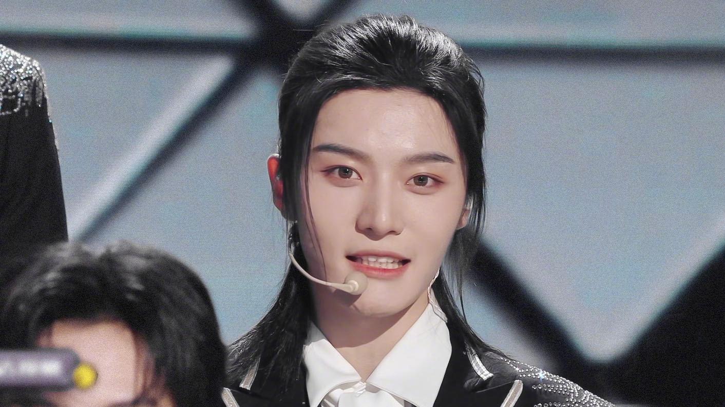 创造营总决赛《be mine》舞台,薛八一黑色渔网造型好