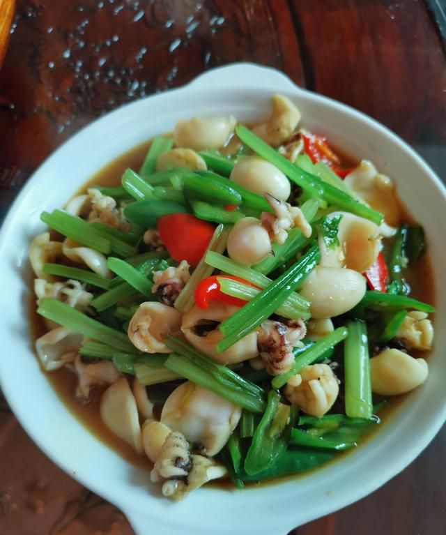 墨鱼仔炒香芹营养美味鲜香又下饭