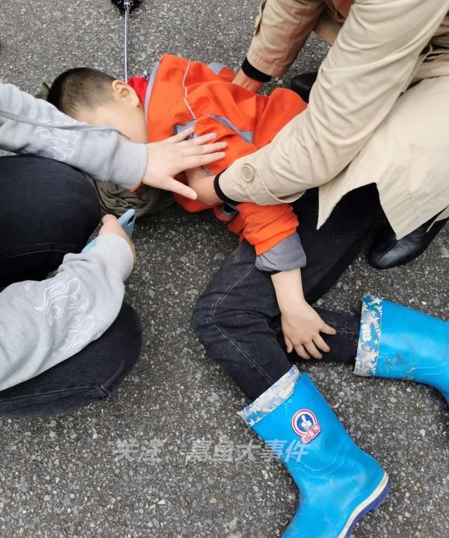 嘉鱼一小学生被三轮车撞倒在地无法动弹