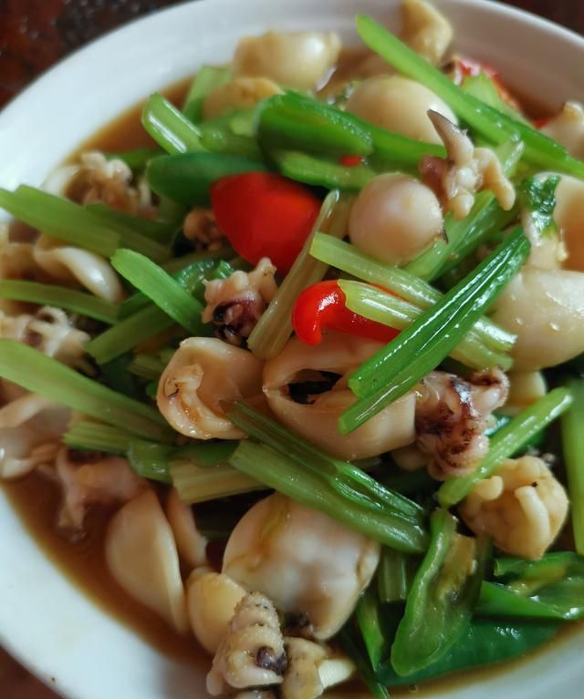 墨鱼仔炒香芹营养美味鲜香又下饭