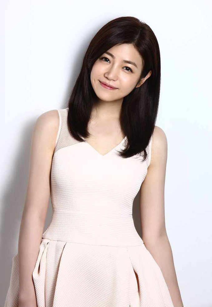 37岁陈妍希近照,穿葡萄紫大衣裙优雅端庄,穿印花裙变回小女生