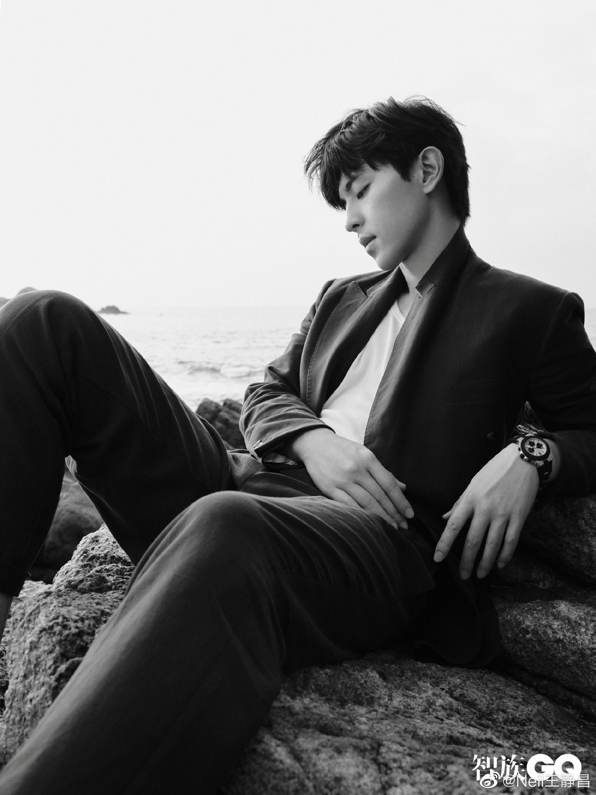 5月刊封面,凌晨到海边拍片真是挺敬业的……|智族gq|邓伦|封面_新浪