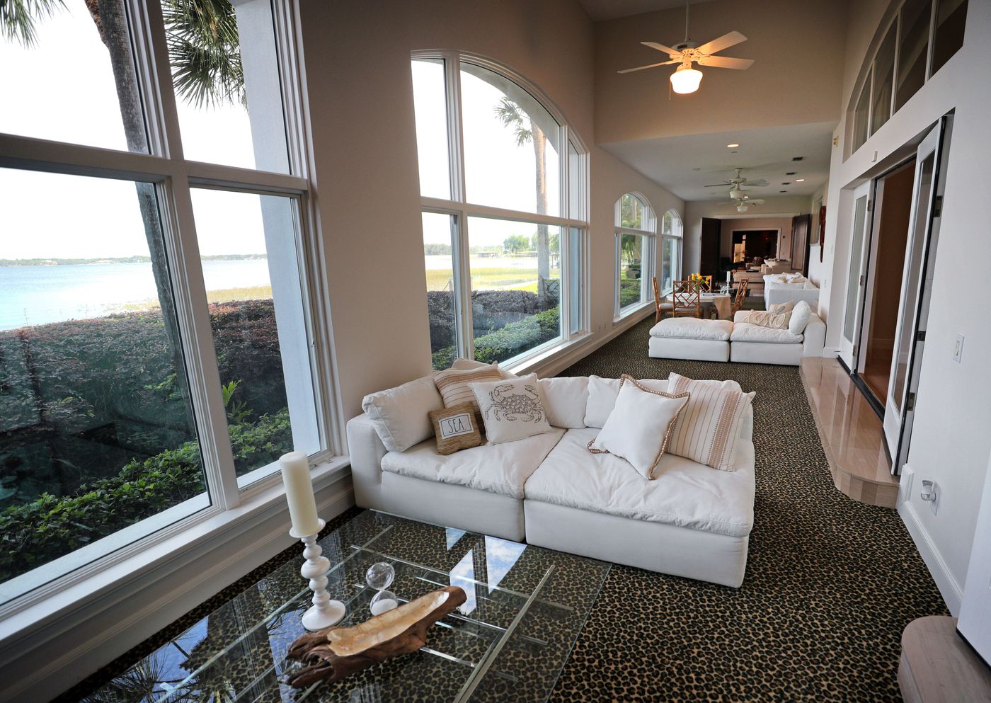 豪宅内共有12个房间,其中11.5个卫生间(11个有浴室).