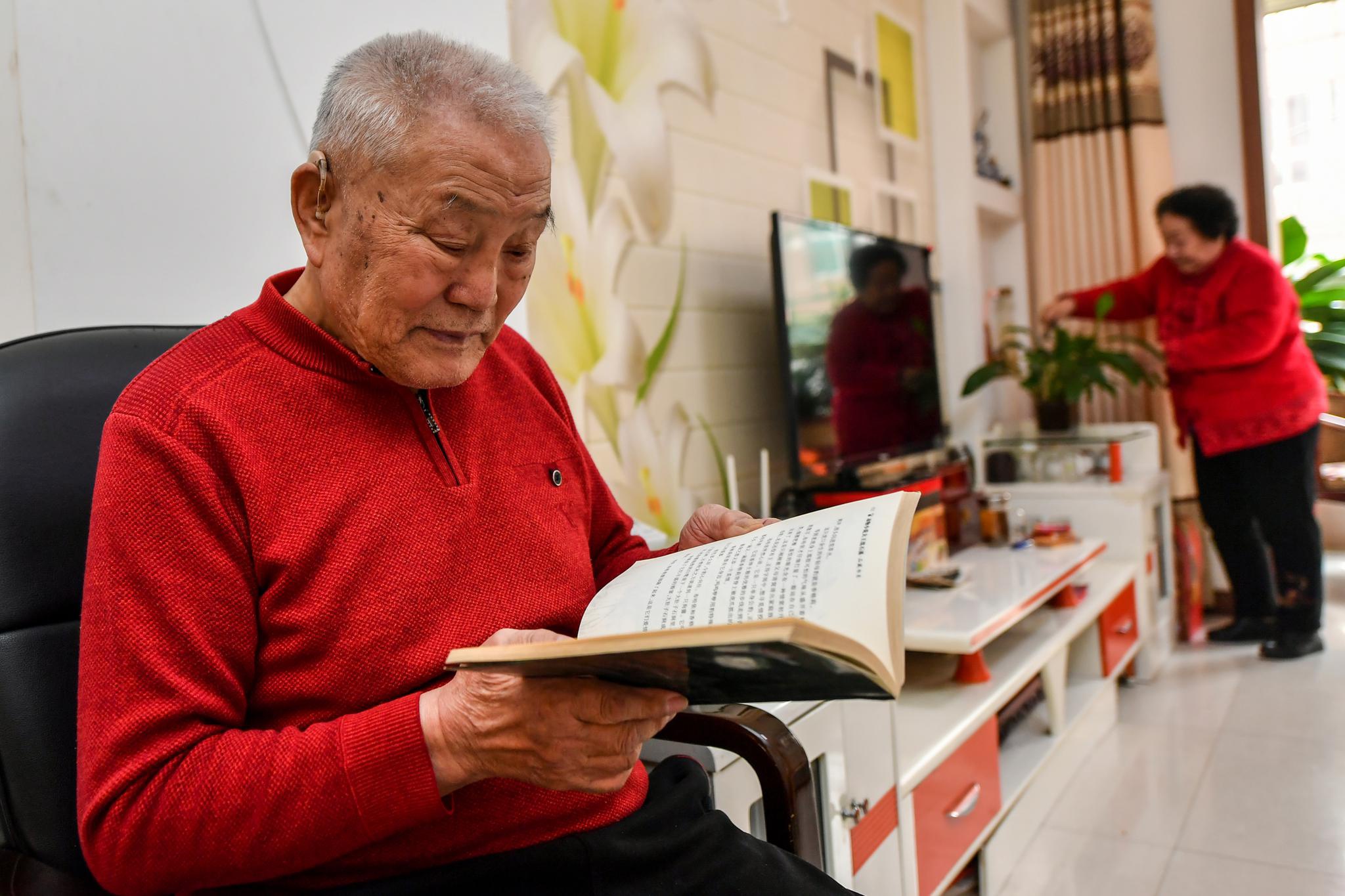 新华社记者 曹阳 摄张世奇(右)和工友一起下矿井(3月18日摄).