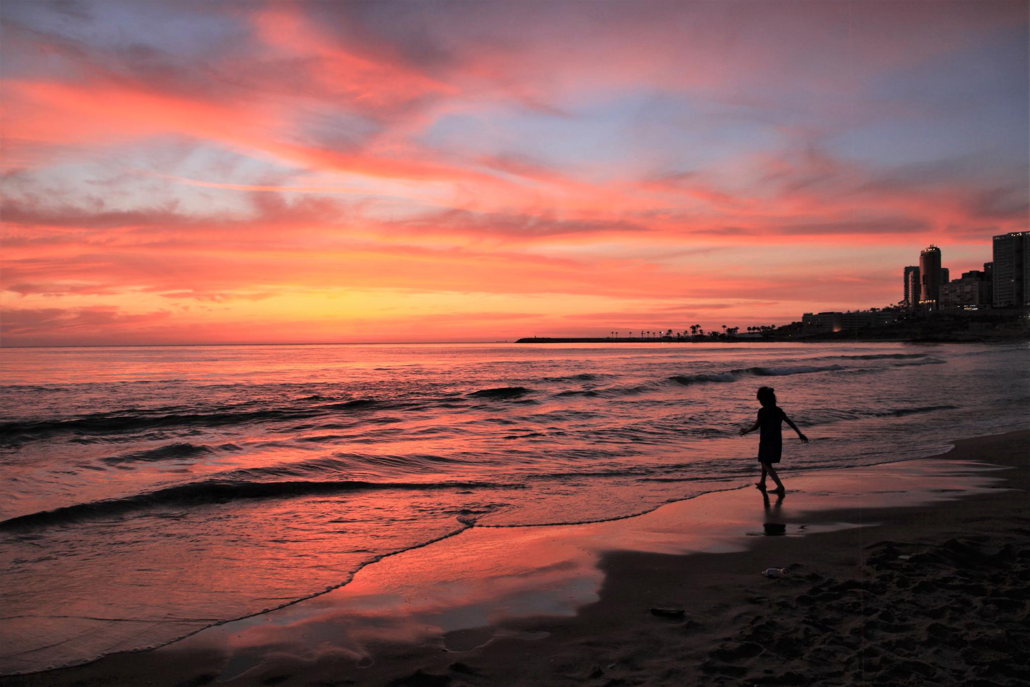 贝鲁特:霞光满天映海红