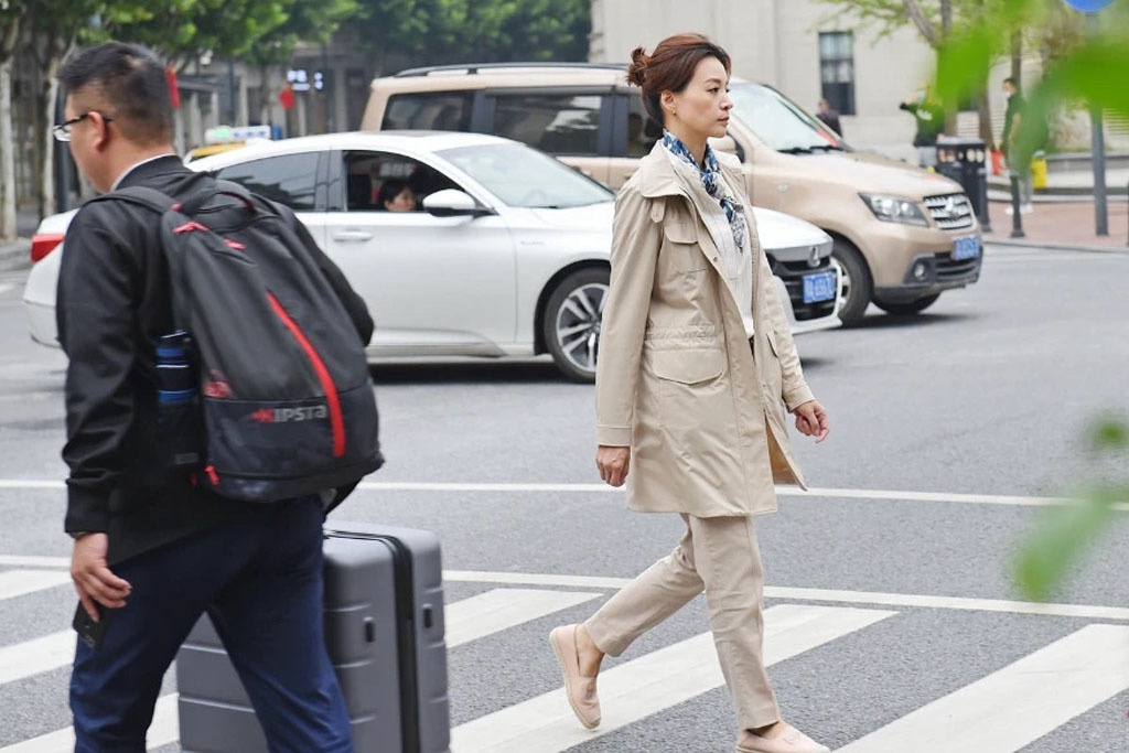 董卿罕见跳新疆舞穿风衣配丝巾优雅知性盘发造型气质好高贵