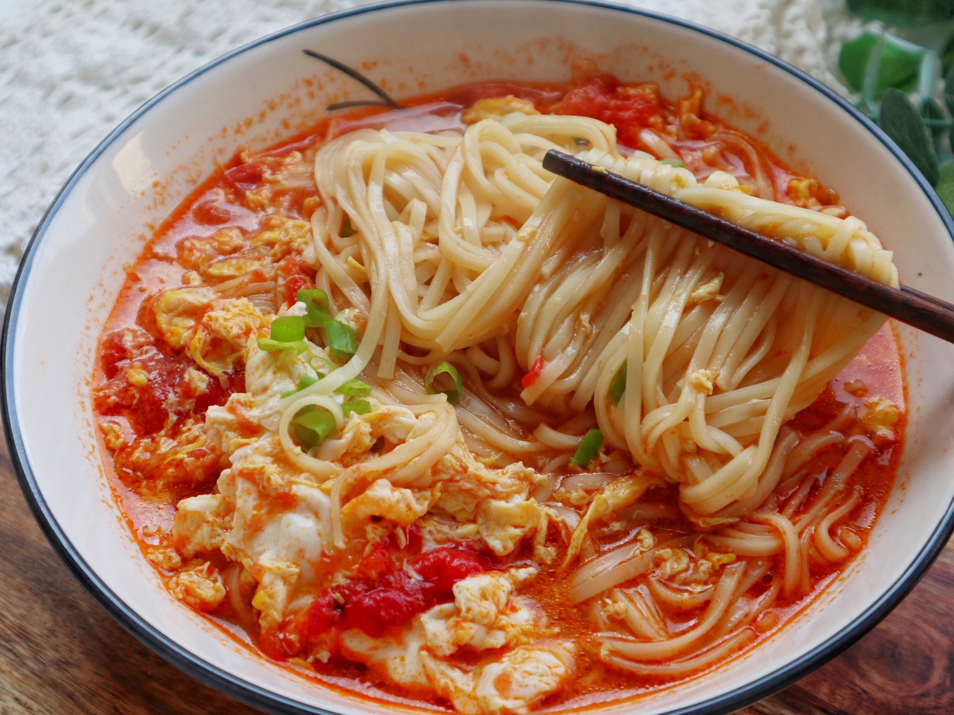 【菜品名称】:西红柿鸡蛋面【所需食材】:西红柿一个,鸡蛋一个,挂面
