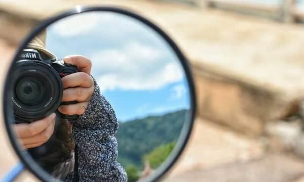 在拉康看来,"理想自我"和"自我理想"都是从"镜像自我"中产生的,它们很