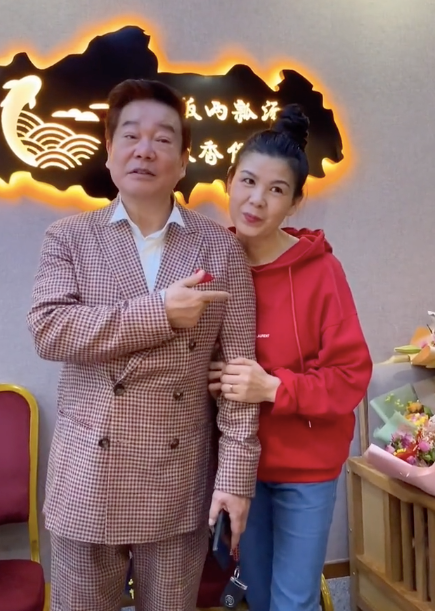 相声演员奇志现身饭局被美女紧搂靠肩不避嫌侯耀华抽烟围观