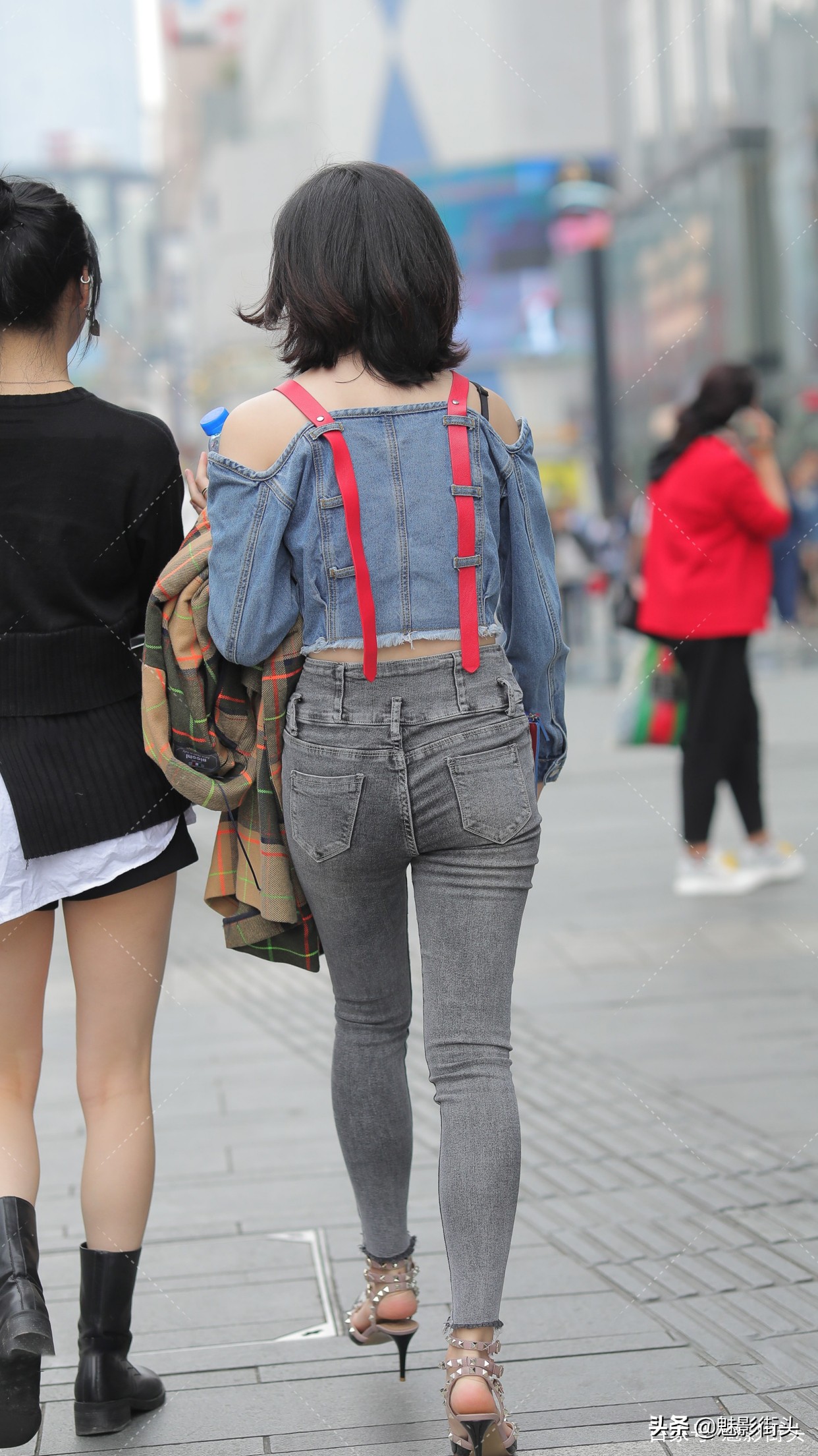 夏季牛仔装如何搭配？只要上衣和鞋子够时髦，轻松穿出潮人气质|牛仔装|牛仔裤|时髦_新浪新闻
