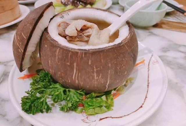 【原盅椰子鸡】【步骤4】将椰汁倒入锅中,放入鸡块,椰肉,马蹄,党参