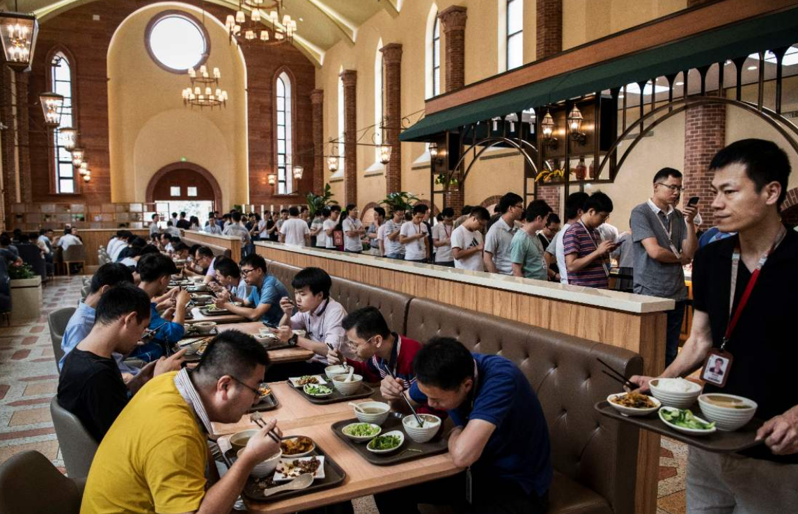 华为员工晒出食堂的8元早餐你们看看值不值
