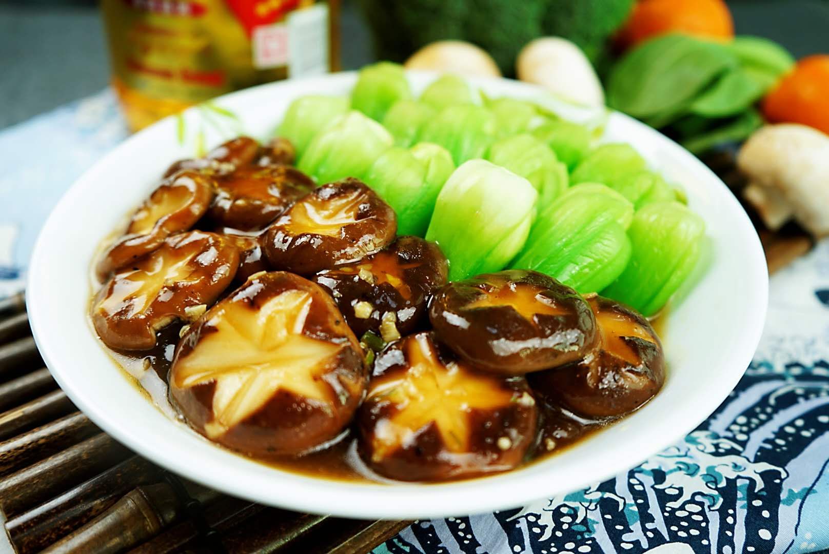 5,把炒好的蘑菇淋在焯好水的油菜上面.这道简单的香菇油菜就做好了.