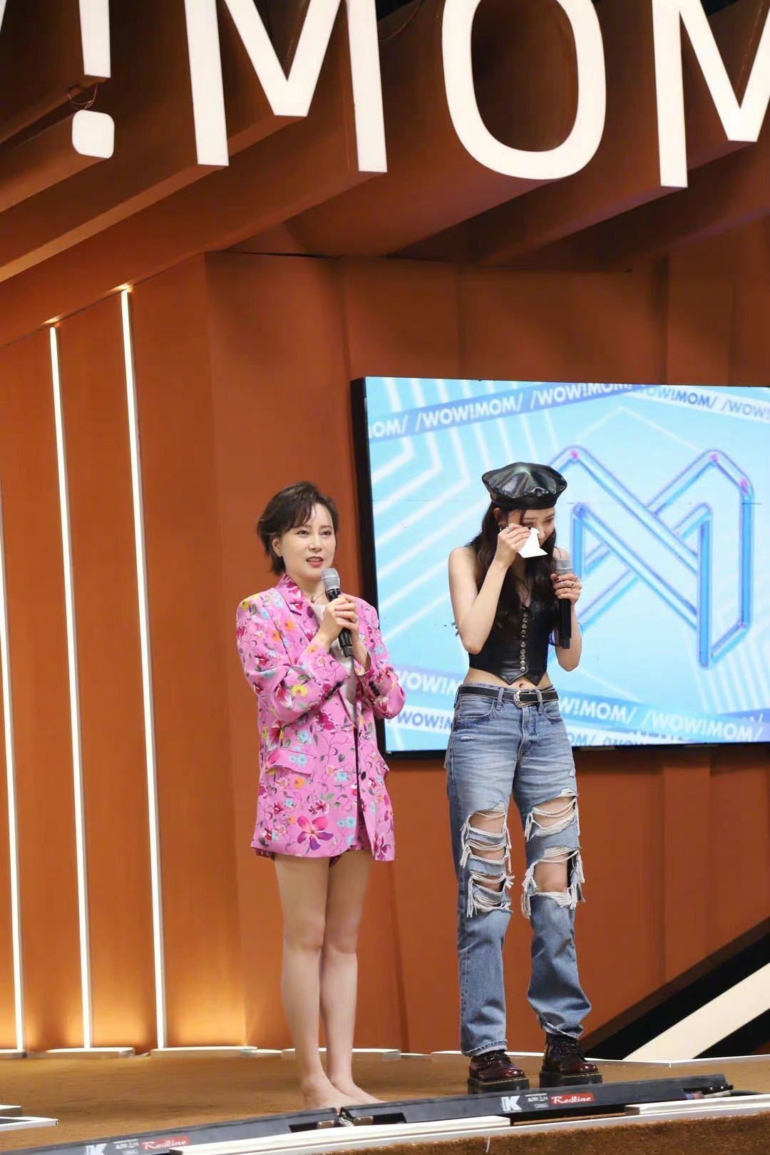 宋妍霏妈妈光脚在台上跳舞身材太好如18岁女儿在台下激动流泪