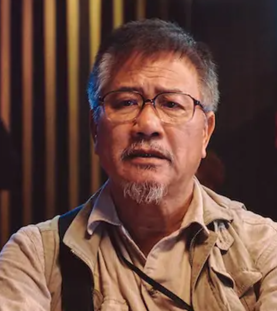 63岁影帝万梓良排场大获男星当众下跪拜师用钱打其脑袋引争议