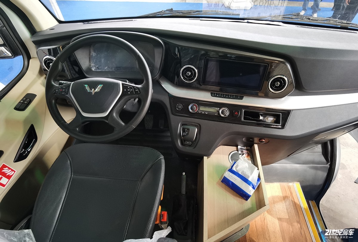 五菱推出新款房车了比旧款还精致自动挡顶配才20多万
