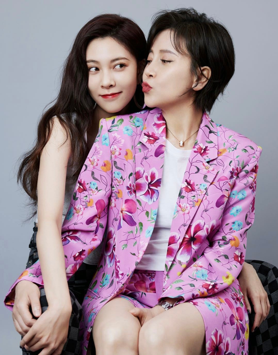 宋妍霏妈妈光脚在台上跳舞身材太好如18岁女儿在台下激动流泪