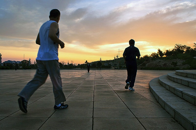 六旬老人爱晨练公园里猝死提醒三种晨练方式等于在找病