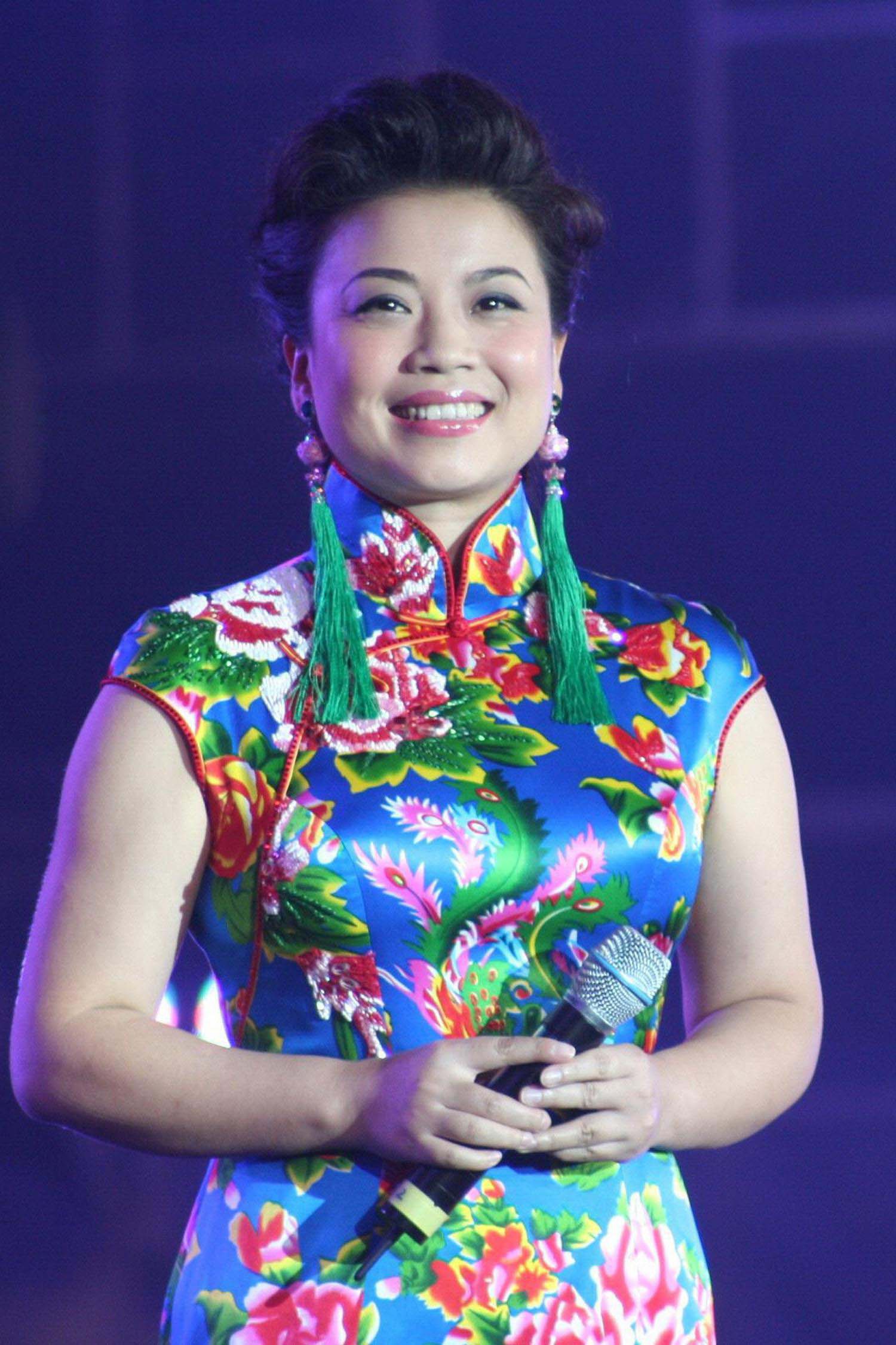 曾上春晚二十余次事业巅峰时突然隐退今52岁婚姻失败单身多年