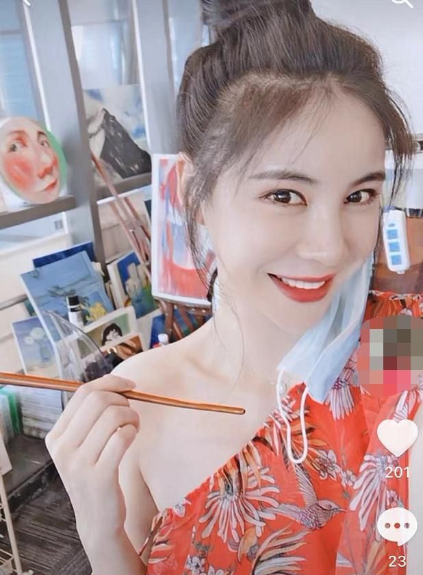 王宝强疑换新女友了神秘美女晒两人合照疑向他告白