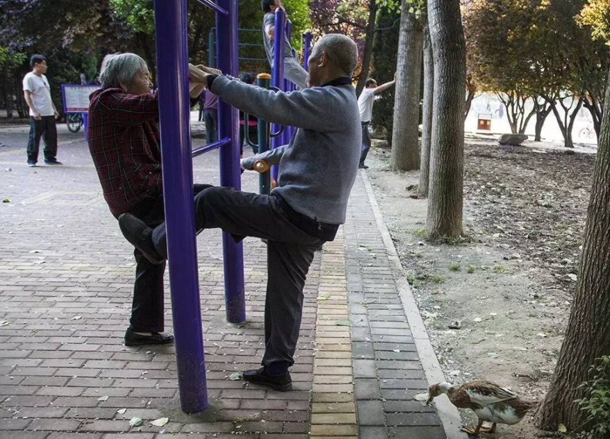 六旬老人爱晨练公园里猝死提醒三种晨练方式等于在找病