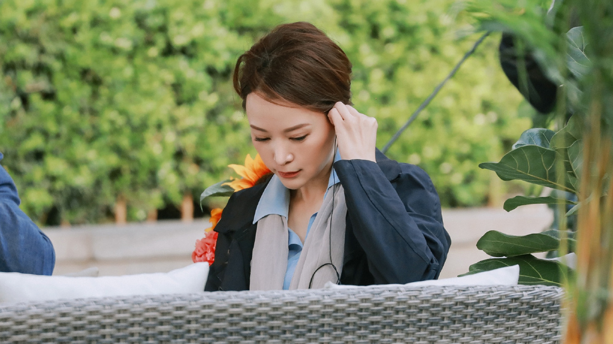 董卿罕见跳新疆舞穿风衣配丝巾优雅知性盘发造型气质好高贵