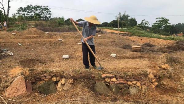 您推荐: 大村官:村官为致富之路要建公墓,让村民迁坟,刨祖坟惹怒村民