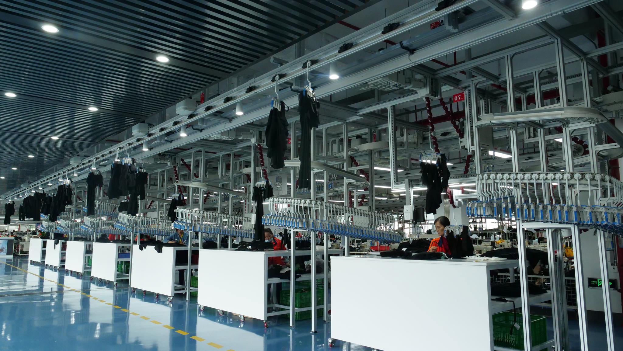 新华全媒衣服为何都在空中飞来这个工厂看看