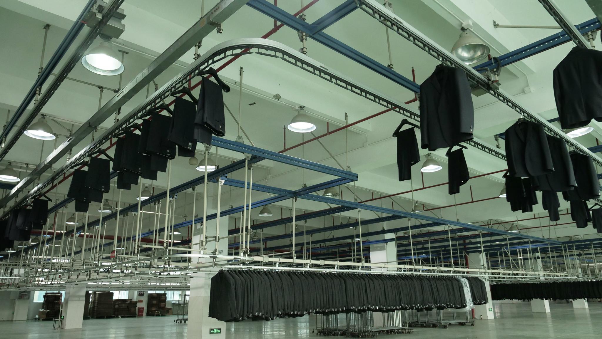 新华全媒衣服为何都在空中飞来这个工厂看看