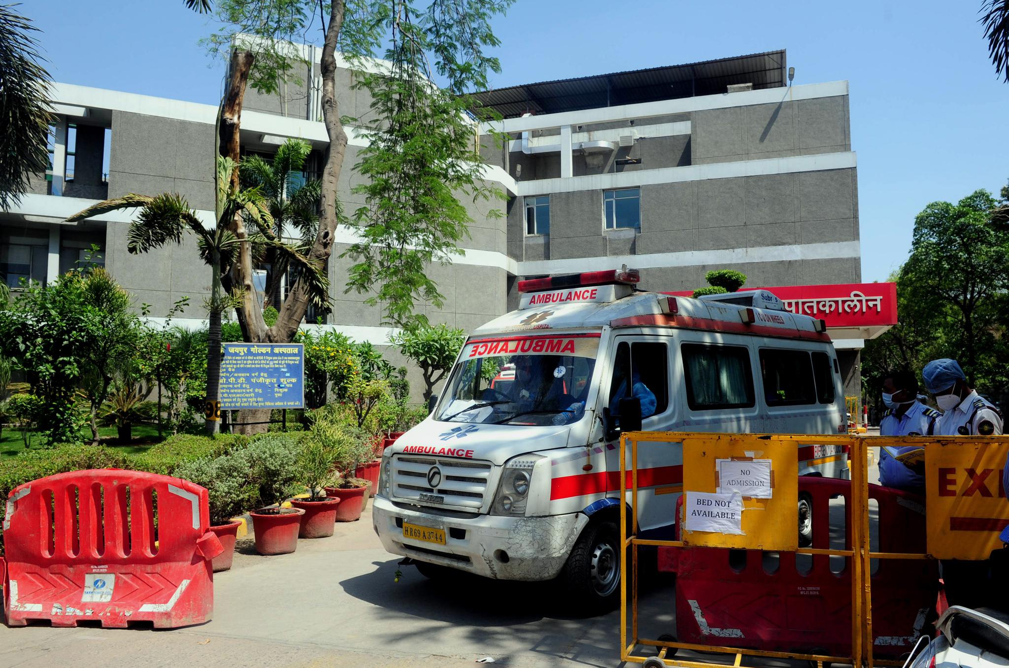 印度连续第三天单日新增确诊病例超过30万例|救护车|新冠肺炎_新浪