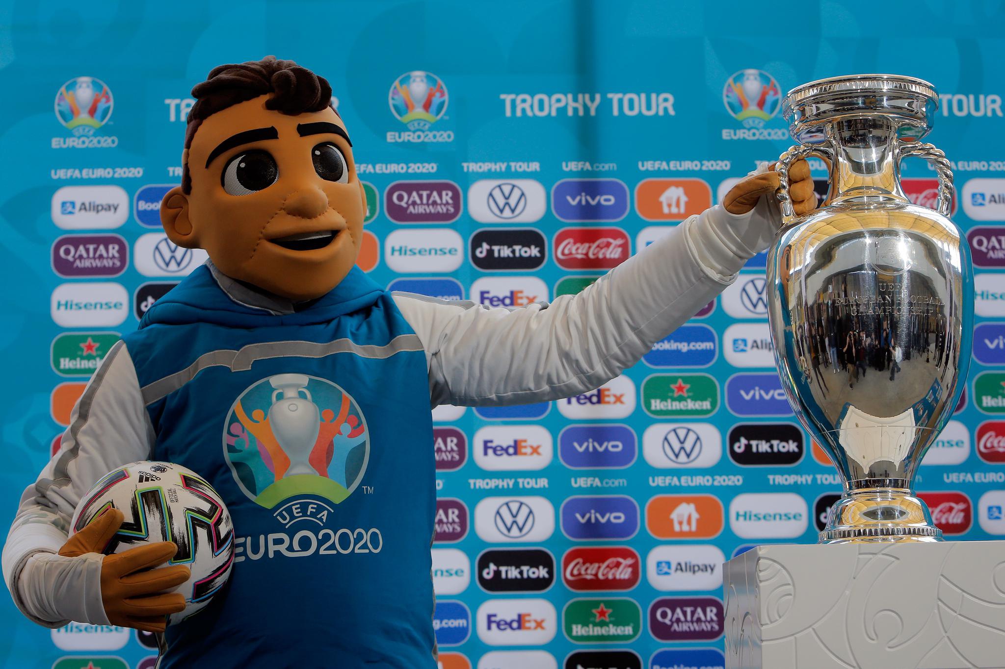 足球欧锦赛奖杯在布加勒斯特展示