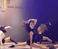 抬腿转身一气呵成,最后还来了一组一字马,这,这是高手!