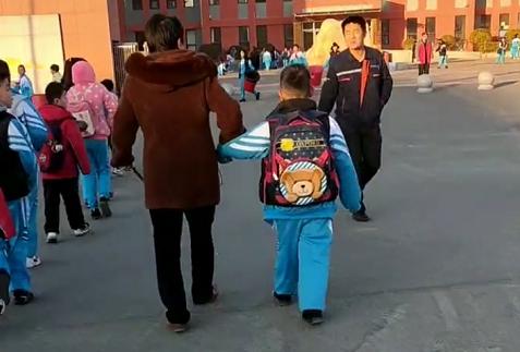 奶奶手拎棍子押送娃去上学他曾经是个王者后来他奶奶来了