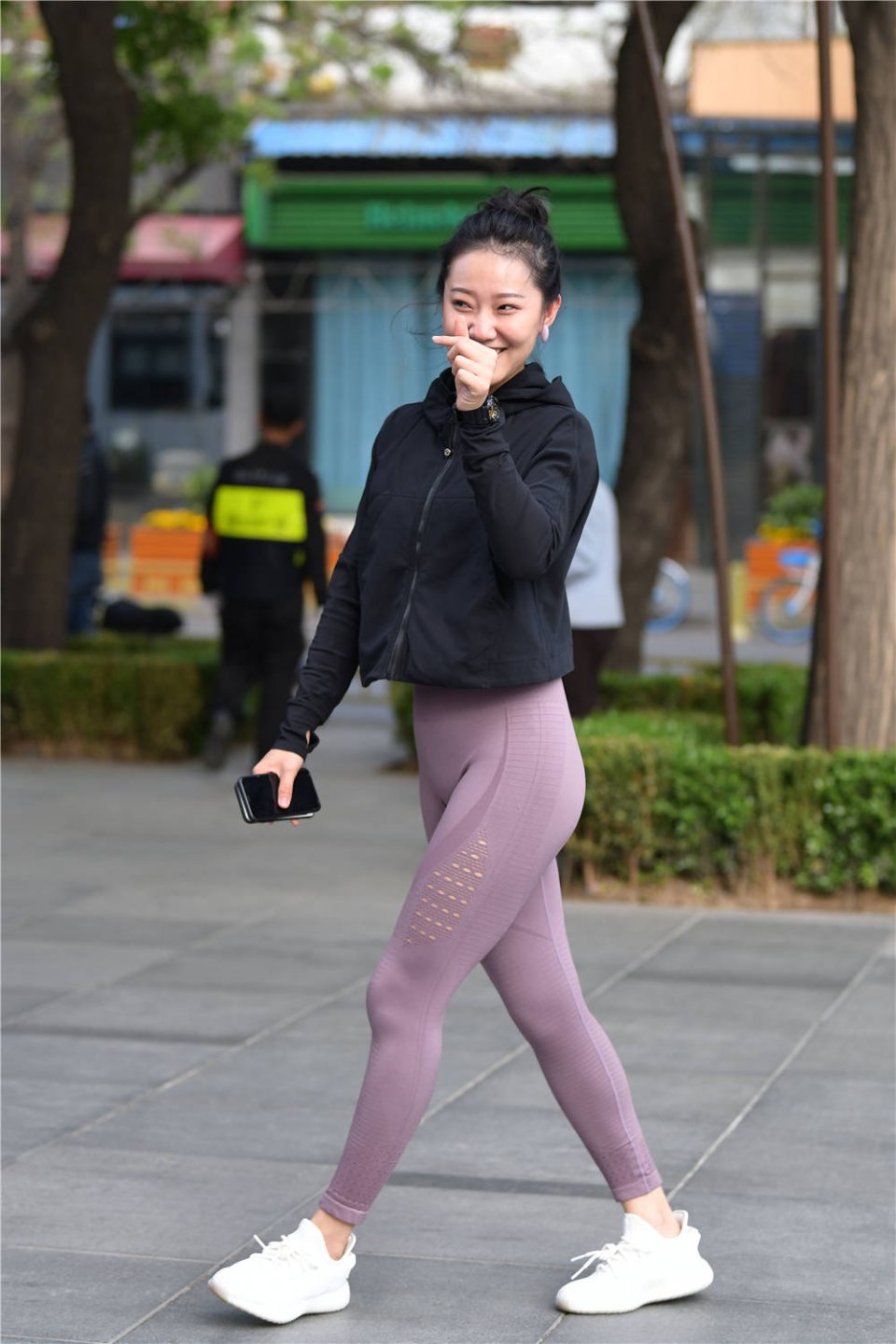 藕荷色的无痕健美裤,穿搭优雅,展示身材,还提升气质