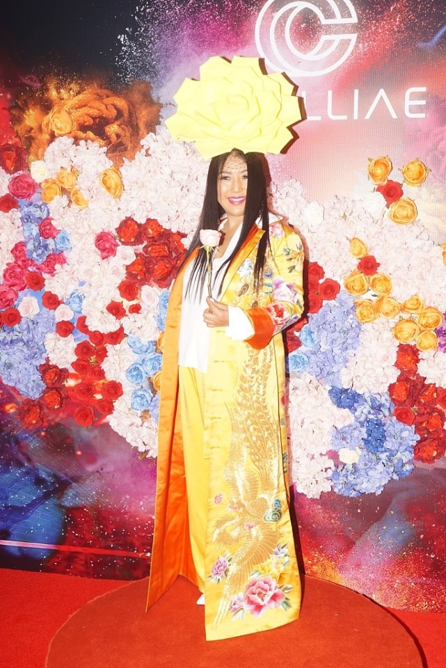 杨车二娜姆,那么这么穿衣服,头顶上顶的花朵是比较个性的,却比较显