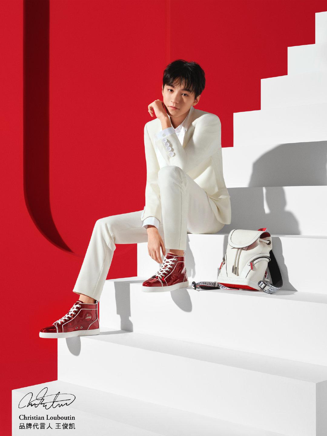 cl代言人,红白相间的色调里……|王俊凯_新浪新闻