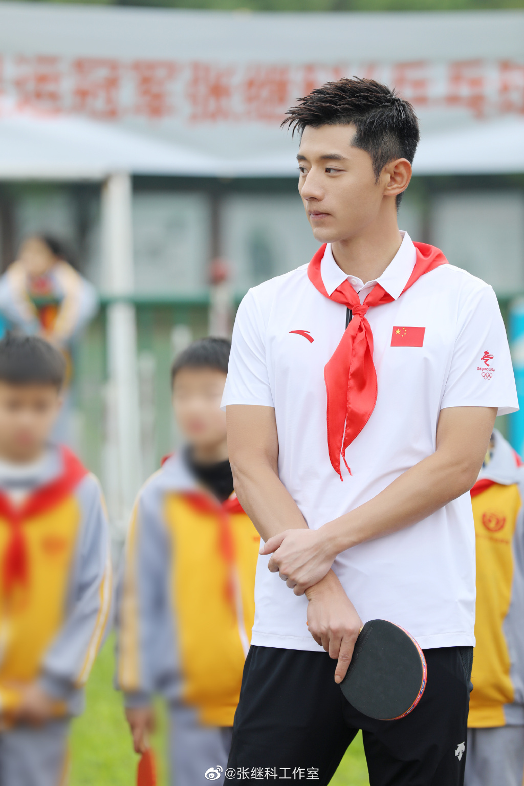 正能量偶像张继科走进希望小学大秀球技戴上红领巾少年气满满