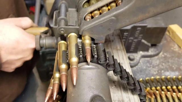 保证就算是受到强烈的撕扯也能够保证弹链的强度,象mg42那样高的射速