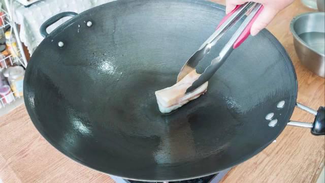 新买铁锅千万别直接烧,大厨教你开锅,不粘锅不生锈……_新浪新闻