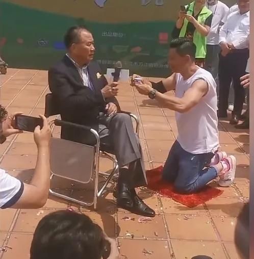 tvb男星拜师万梓良,跪地仪式,含义好深!