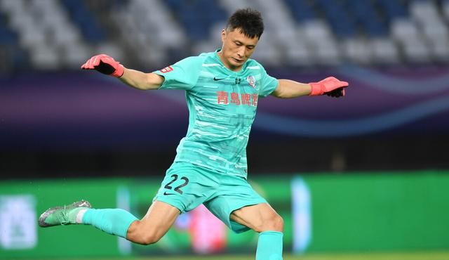 青岛队35岁老门将一战封神他用数次神扑拒绝深足豪华攻击群