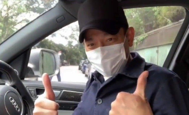 而刘德华还配文表示:连我自己都很少看到自己开车,与你们分享我的自驾