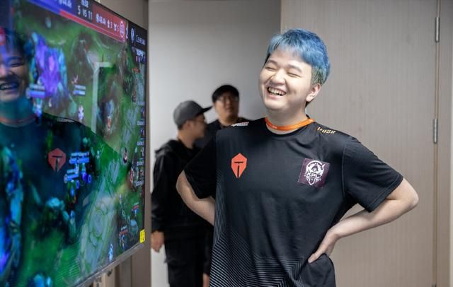 tes被ag让二追三湘军却称自己是最强打野初晨直言一直在被打