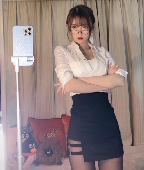 腐团儿大胆放出教师cos照,眼镜一带太绝了,论可爱