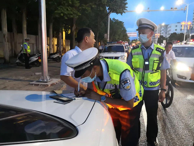 交警查车,有什么标准吗?老司机:别有这几点,交警基本上不会拦