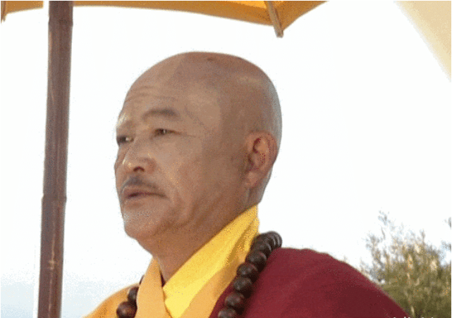 他曾出演天龙八部里的枯荣大师后来无戏可拍如今成为网红