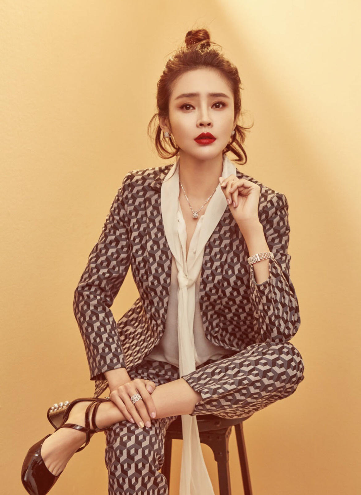 于明加真有骨感美穿深蓝色吊带鱼尾裙优雅精致腰臀比罕见